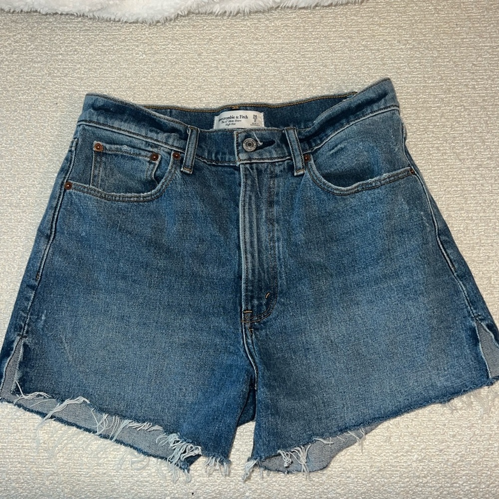 Abercrombie 4inch mom short